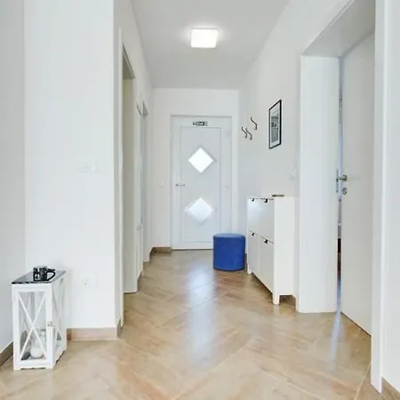 App Eja With Pool And Sea View Διαμέρισμα Plovanija